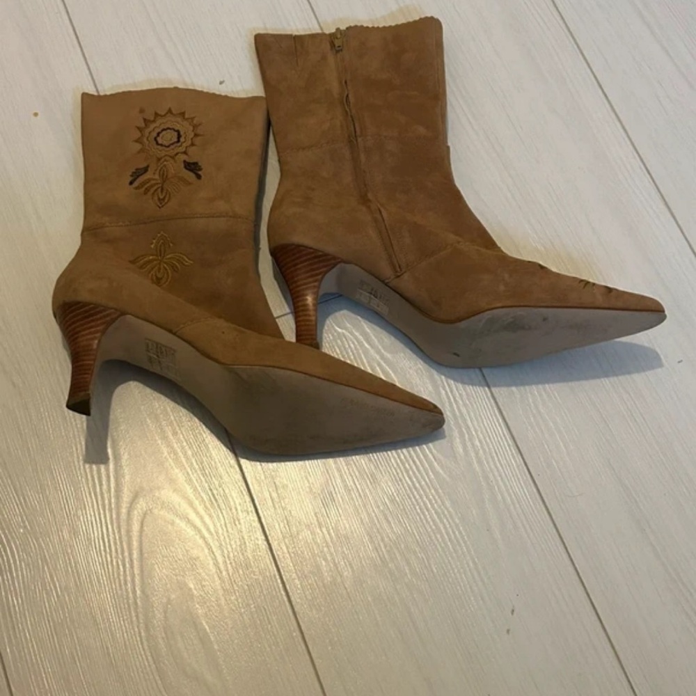 Roland Cartier Tan Heeled Boots with Embroidery
